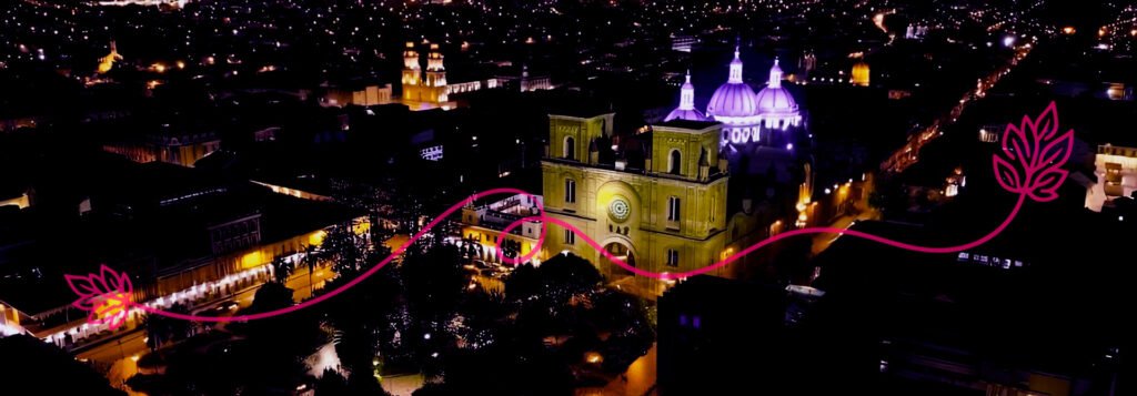 Vista aérea nocturna de Cuenca con la catedral iluminada
