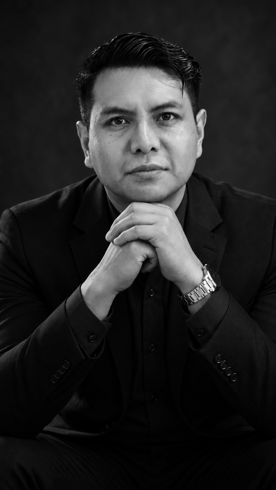 Santiago Pulla, fundador de Vive Azuay, con las manos entrelazadas bajo el mentón